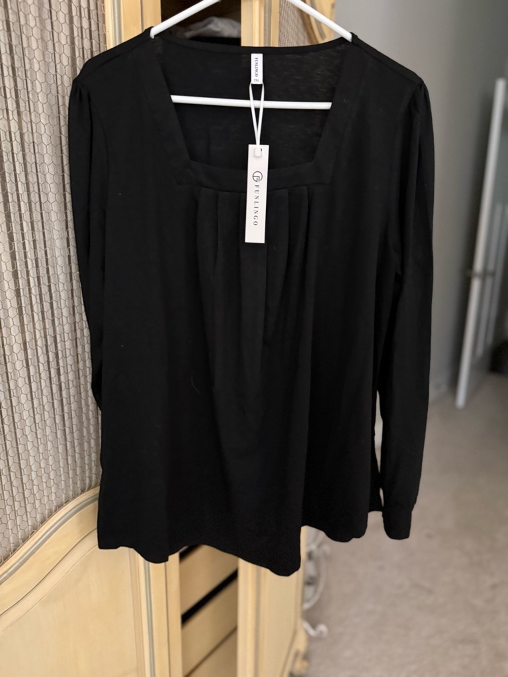 Finlingo Women's Black Long-Sleeve Square-Neck Pleated Top